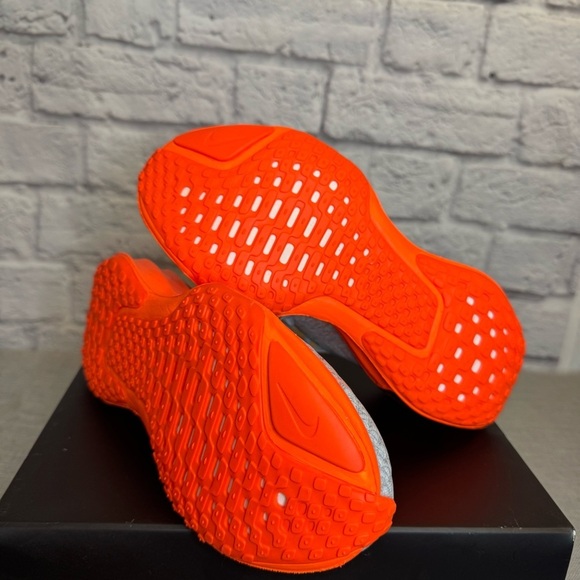 Nike Mens Invincible 3 Running Shoes Pure Platinum/Hyper Crimson DR2615-008 Sz 8 - Picture 4 of 7